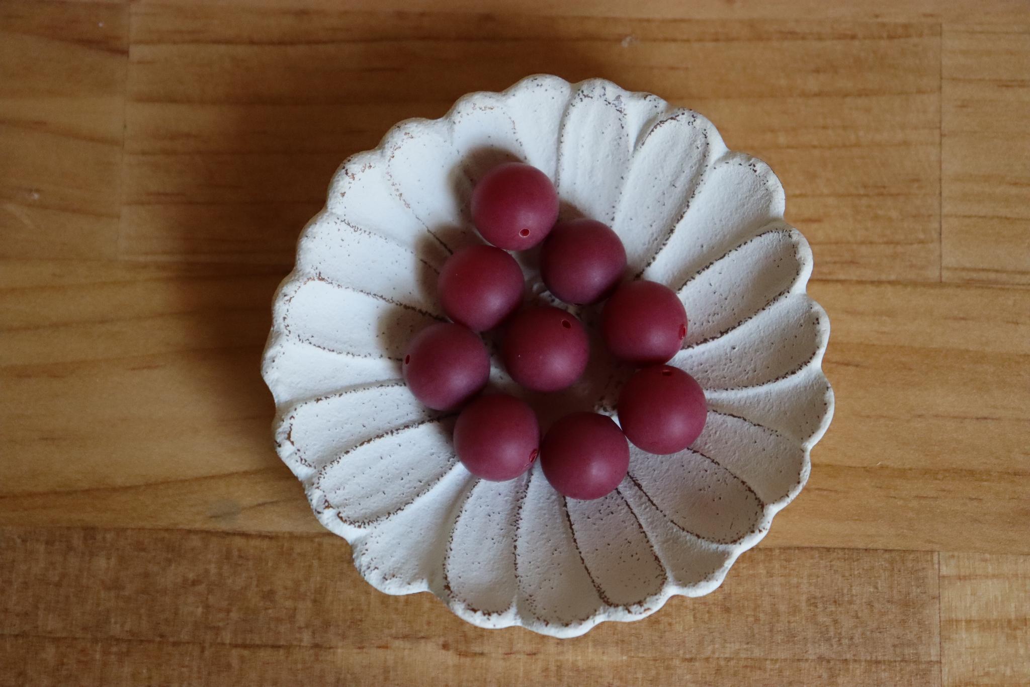 【from USA】　マットダークレッドラウンドビーズφ13.5mm