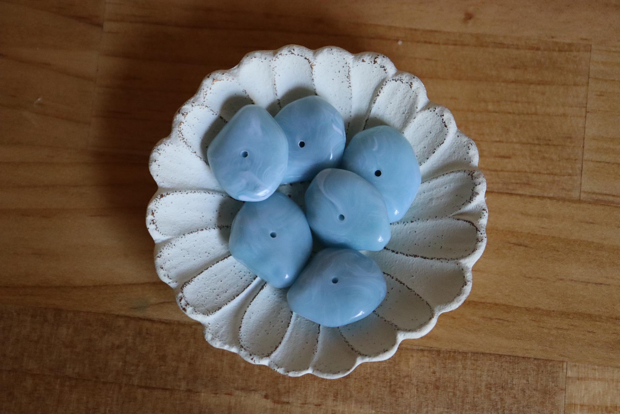 【from USA】ダスティライトブルーマーブルナゲットビーズ　25mm*21mm*9.5mm