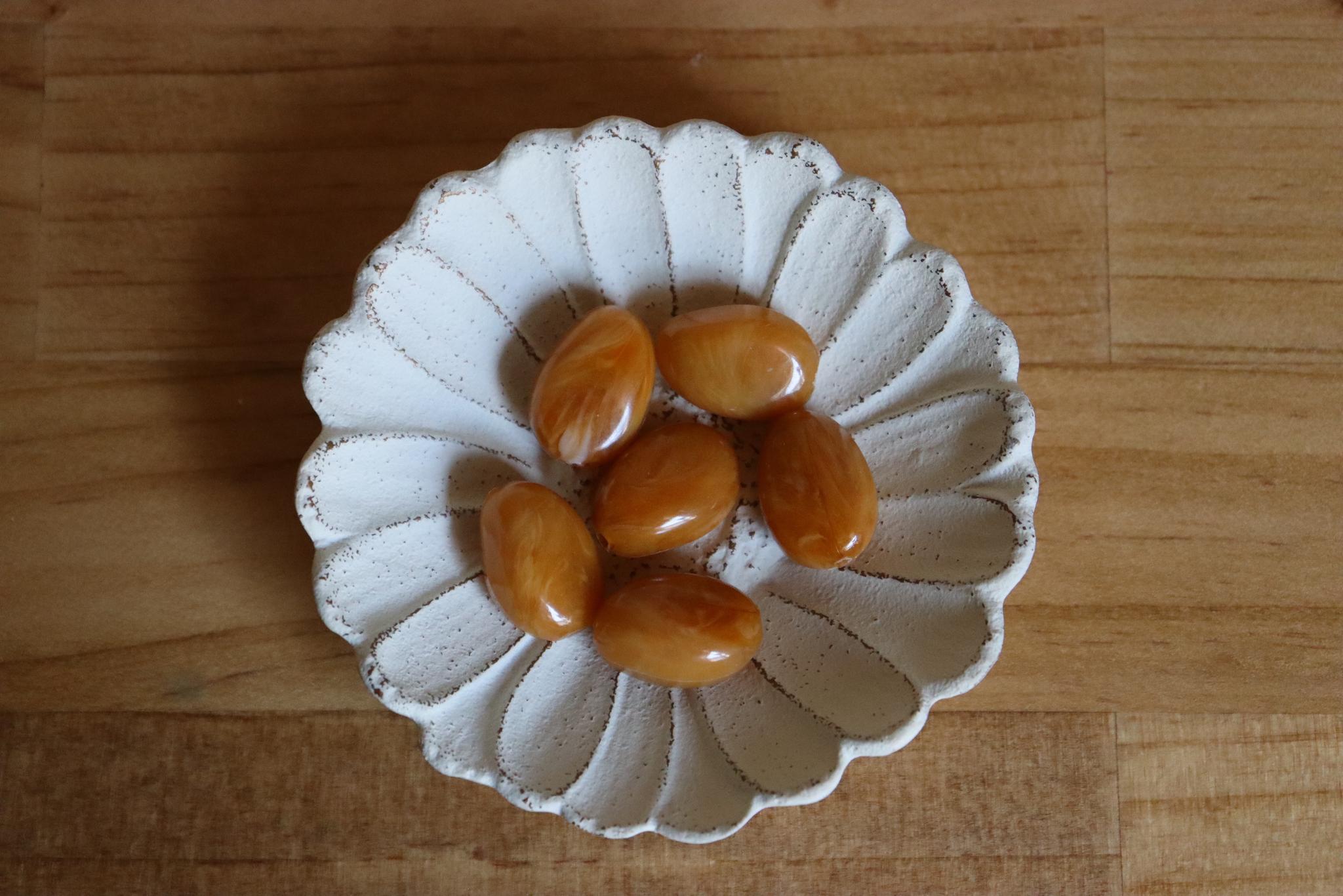 【FromUSA】ピンチパフオーバルキャラメルマーブルビーズ　φ19.7mm*10.5mm